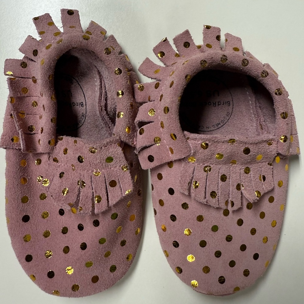 NWOT Bird Rock Baby mocassins size 6.5 blush & gold polka dots